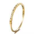 Detalle del brazalete rígido dorado con bisagra y pequeñas piedras de circonita blanca redonda - Circonita de Trébol de Cuatro Hojas / Dorado