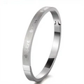 Dettaglio del bracciale in acciaio inossidabile con incisione Love Kiss e finitura opaca - Colore Acciaio (39乙-A-3)
