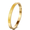 Dettaglio del bracciale ovale dorato con finitura spazzolata e motivi love kiss - Oro (39乙-A-4)