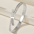 Nahaufnahme eines silbernen Titanstahl-Armreifs mit geometrischem Zirkonia-Mikropavé - Stahlfarben Schleife Design Strass Armreif (39乙-C-6)