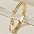 Detail eines vergoldeten Edelstahl-Armreifs mit pavé-gefassten Zirkonia-Bändern - Goldfarben Schleife Design Strass Armreif (39乙-C-7)