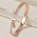 Makroaufnahme des Roségold-Edelstahlarmbands mit Schleifendesign und Kristallen - Roségold Schleife Design Strass Armreif (39乙-C-8)