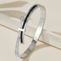 Detail eines silbernen Edelstahlarmbands mit schwarzen Steinen und weißen Zirkonia - Stahlfarben Schwarz Strass Schleife Design Armreif (39乙-C-9)