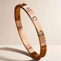 Dettaglio del bracciale in acciaio inossidabile oro rosa con incisioni a stella e diamanti - Color Oro Rosa (39乙-D-6)