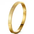 Detalle de brazalete de acero inoxidable dorado con textura mate y estrellas grabadas - Dorado