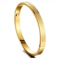 Dettaglio del bracciale dorato con trama a squame e chiusura a cerniera laterale - Oro