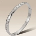 Dettaglio del bracciale rigido in acciaio argento con stelle incise e cristalli bianchi lucidi - Stile Stella Colore Acciaio (39乙-E-1)