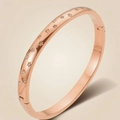 Dettaglio del bracciale rigido placcato oro 18K con motivo stella, luna e cristalli - Stile Stella Oro Rosa (39乙-E-3)