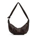 Bolso de hombro marrón oscuro estilo croissant con detalle de nudo artesanal - café