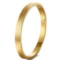 Detail van gouden titanium stalen armband met geborstelde textuur en gesp detail - Gouden Armband (39乙-E-7 Gold Color Bangle)