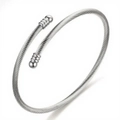 Dettaglio del bracciale rigido a fune d'argento con terminali sferici lucidi - Bracciale Aperto in Filo d'Acciaio Intrecciato / Colore Acciaio (44乙-D-9)