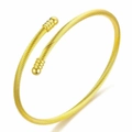 Dettaglio di un bracciale a fune intrecciata placcato oro con estremità sferiche decorative - Bracciale Aperto in Filo d'Acciaio Intrecciato / Oro (44乙-D-10)