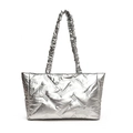Silberne Stepp-Tote Bag mit Metallic-Finish und Rüschengriffen für den Winter 2024 - Silber