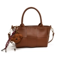 Bolso de piel trenzada marrón con correa de hombro y colgante de perro sobre fondo blanco - Marrón (Con Colgante de Oso)