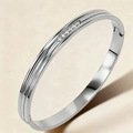 Bracciale rigido in acciaio argento con tre scanalature e sei cristalli incastonati - Stile Color Acciaio (43甲-E-10钢色手镯)