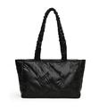 Schwarze gesteppte Puffer-Tasche mit gerüschten Henkeln und V-förmigen Nähten - Schwarz