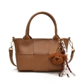 Bolso de mano de cuero PU tejido marrón con asas dobles y colgante de oso adorable - Caqui (Con Colgante de Oso)
