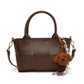 Bolso de mano de cuero PU tejido marrón con un colgante de perrito y bandolera - Café (Con Colgante de Oso)
