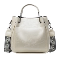 Grand sac cabas crème avec gaufrage floral et bandoulière tissée géométrique - L / Blanc
