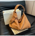 Minimalistische hobo-tas van suède in karamelbruin met grote knoop op de schouderband - Bruin
