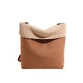 Braune Wildleder-Eimertasche mit weißem Lammfellbesatz und verstellbarem Riemen - Hellbraun