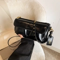 Glanzende zwarte crossbodytas van oliewasleder met PARIS-belettering en goudkleurige nagels - Zwart