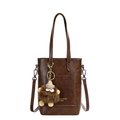 Sac fourre-tout rétro en cuir marron foncé avec breloque peluche monstre et logo doré - Brun - Avec Pendentif