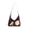Detalle del bolso hobo de ante sintético marrón con parches de borreguito blanco - café