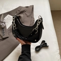 Borsa a mezzaluna nera lucida con catena d'argento e tracolla regolabile - Nero