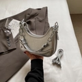 Borsa hobo a mezzaluna argento con finitura metallica e manico a catena spessa alla moda - Argento