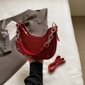 Borsa a mezzaluna rossa lucida con catena d'argento e tracolla regolabile alla moda - Rosso