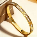 Dettaglio del bracciale dorato in acciaio inossidabile con zirconi e cuori traforati - Forma di Cuore Oro (44乙-E-8)