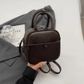 Mini zaino minimalista in pelle testa di moro dal design vintage con manico arrotondato - Caffè Senza Ciondolo