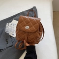 Mini sac à dos matelassé marron en cuir brillant avec fermoir rotatif argenté - Marron