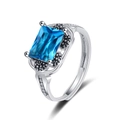Anello in argento regolabile con zircone blu rettangolare e base con texture stile vintage - Aperto Regolabile / Zirconia Blu