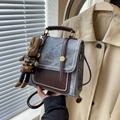 Retro Rucksack in Blau-Grau und Braun mit Kontrastnähten und Hasen-Anhänger - Mit Anhänger / Denim-Blau
