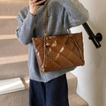 Gesteppte braune Shopper-Tasche mit goldener Kette und dekorativem Kugelanhänger - Mit Anhänger / Braun