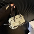 Borsa a spalla in camoscio verde oliva con fiocchi e due tasche anteriori portata a mano - Verde