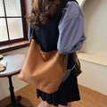 Sac hobo marron en suédine avec fermoir doré métallisé et grande contenance - Marron