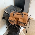Borsa a tracolla marrone caramello con fiocchi decorativi e doppie tasche frontali - Marrone