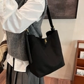 Sac fourre-tout noir en similicuir avec fermoir rotatif doré et bandoulière chic - Noir