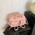 Borsa Boston rosa opaca con grandi fiocchi decorativi su sfondo di libri lifestyle - Rosa