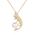 Collana con ciondolo a piuma dorata con perla lucida e cristalli su sfondo bianco - Oro (Placcato Oro Giallo)