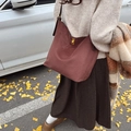 Sac hobo en daim bordeaux avec fermoir doré et bandoulière en cuir pour l'automne - café