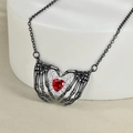 Detail van gotische hanger met skelethanden, een rood hart en spinnenwebtextuur - Gunmetal Spinnenweb Schedel Hand Hart Stijl (4)