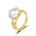 Anello dorato regolabile con grande perla bianca e incisione cava dal design vintage - Aperto Regolabile / Oro