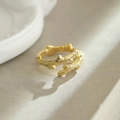 Anillo abierto de oro con textura de rama minimalista y diseño único de veta de madera - Abierto Ajustable / Dorado