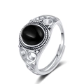 Anillo vintage ajustable de plata con ónix negro ovalado y patrón hueco elegante - Abierto Ajustable / Plateado
