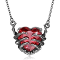Punk ketting met een donkerrode hartsteen omarmd door vintage schedelhanden design - Donkergrijze Schedel Hand Hart Stijl (2)