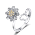 Anillo ajustable de plata con flor de loto, estambre dorado y banda de corazón hueco - Abierto Ajustable / Oro Blanco